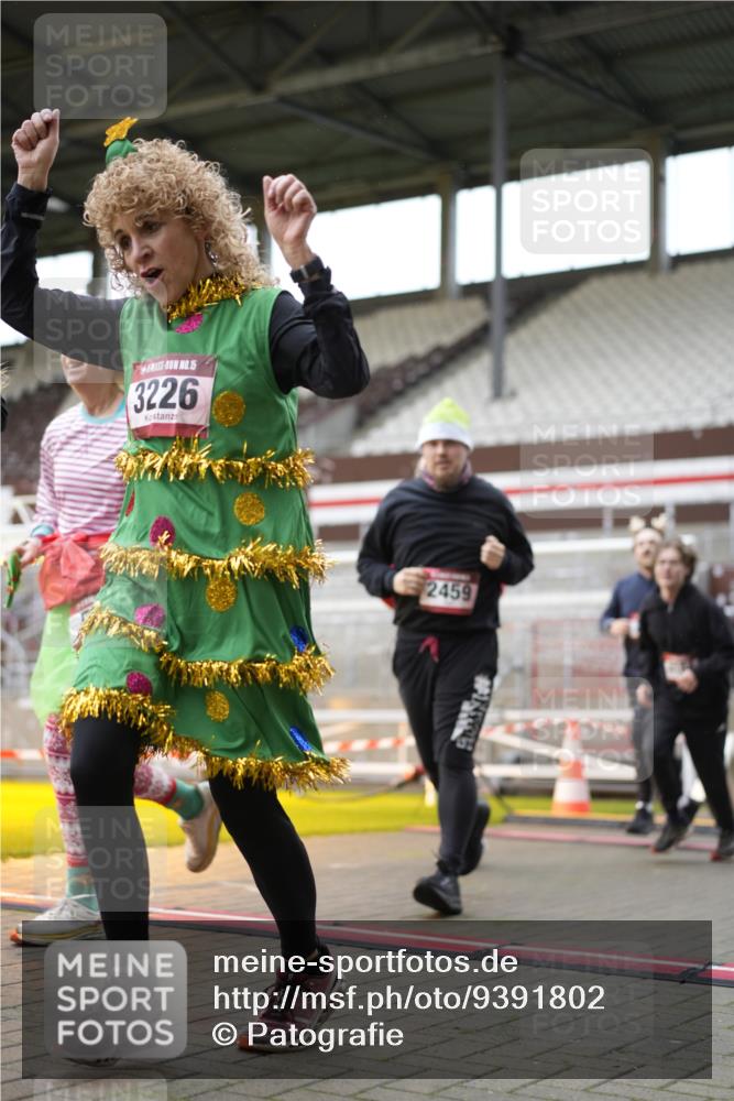 07.12.2025 - St. Pauli X-Mass-Run No. 15 Patografie http://msf.ph/oto/9391802 07.12.2025 10:43:25 Ziel 74, 559, 1053, 1616, 2459, 2487, 2647, 2726, 3022, 3038, 3226, 3237, 4104 meine-sportfotos.de