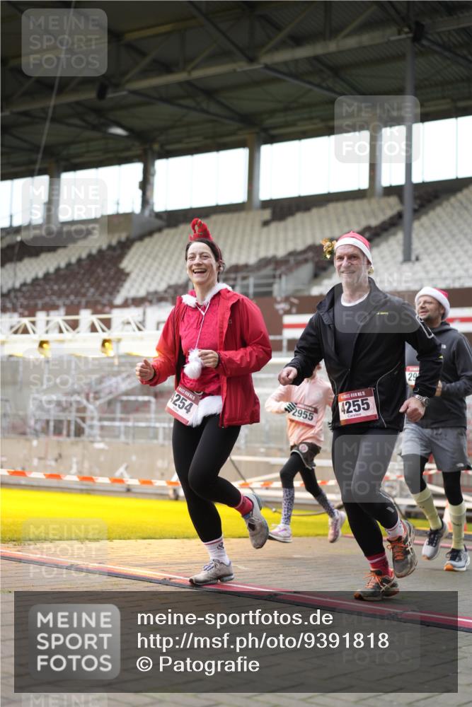 07.12.2025 - St. Pauli X-Mass-Run No. 15 Patografie http://msf.ph/oto/9391818 07.12.2025 10:43:50 Ziel 1913, 2499, 2767, 2950, 2955, 3100, 4095, 4096, 4254, 4255 meine-sportfotos.de