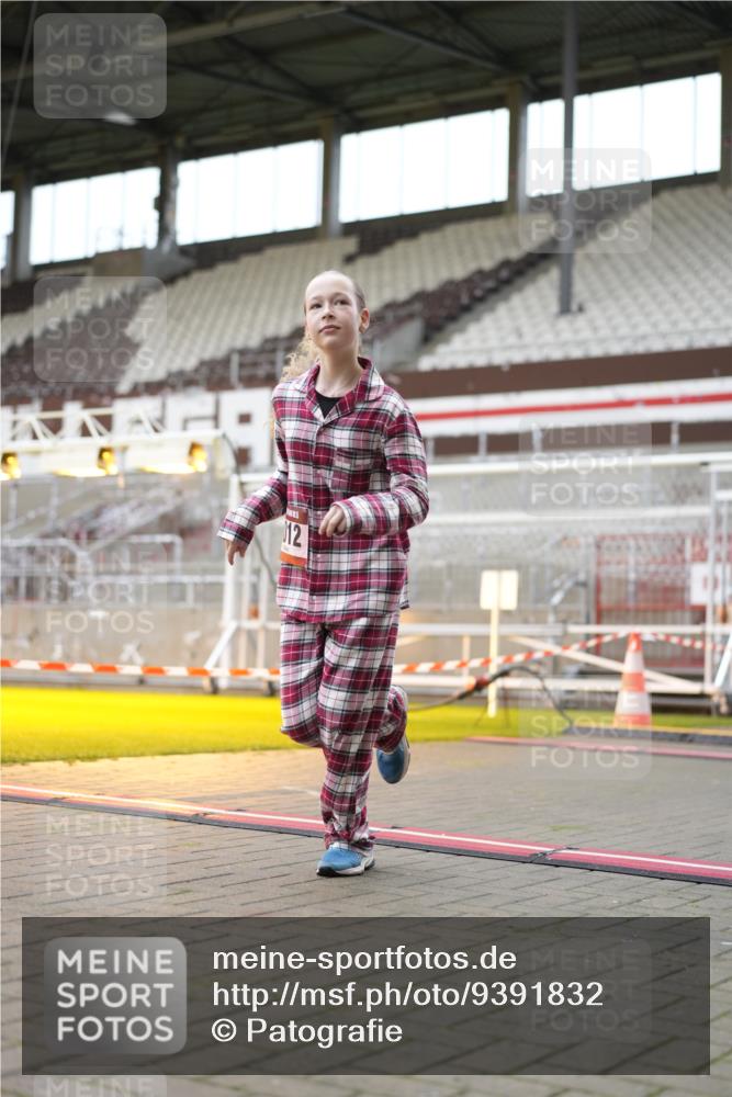 07.12.2025 - St. Pauli X-Mass-Run No. 15 Patografie http://msf.ph/oto/9391832 07.12.2025 10:44:04 Ziel 32, 179, 1651, 1947, 1948, 2499, 2950, 2955, 3012, 4254, 4255 meine-sportfotos.de