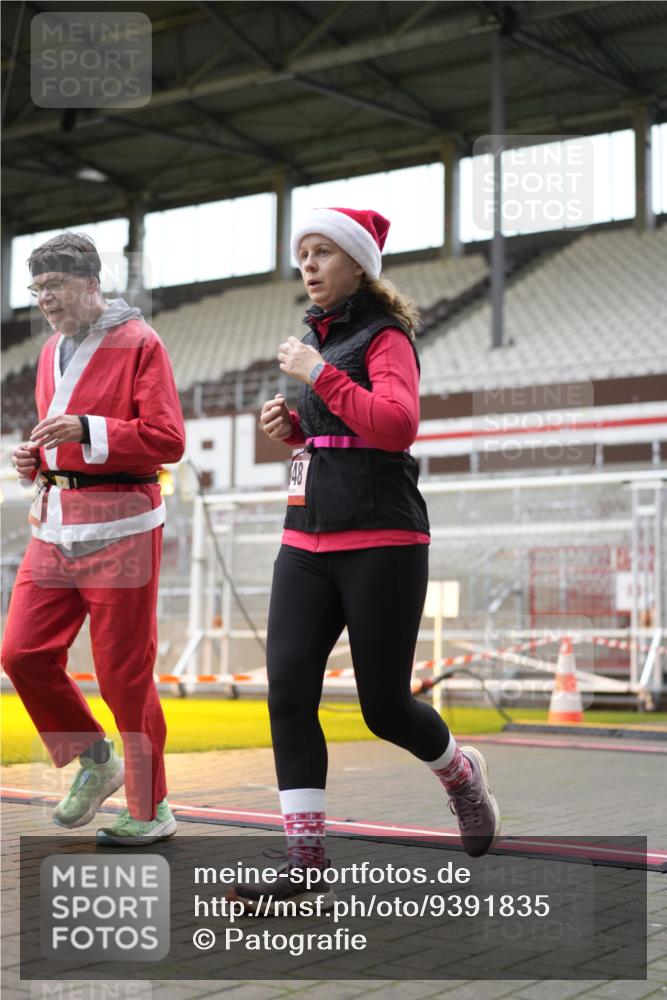 07.12.2025 - St. Pauli X-Mass-Run No. 15 Patografie http://msf.ph/oto/9391835 07.12.2025 10:44:07 Ziel 32, 179, 1651, 1947, 1948, 2499, 3012 meine-sportfotos.de