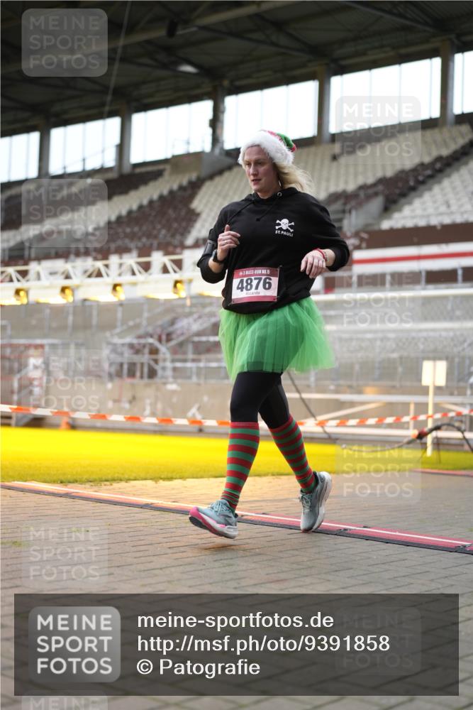 07.12.2025 - St. Pauli X-Mass-Run No. 15 Patografie http://msf.ph/oto/9391858 07.12.2025 10:44:51 Ziel 86, 2058, 4876 meine-sportfotos.de