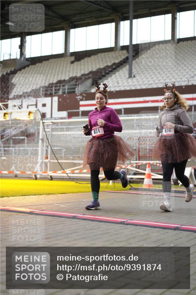 07.12.2025 - St. Pauli X-Mass-Run No. 15 Patografie http://msf.ph/oto/9391874 07.12.2025 10:45:06 Ziel 631, 636, 791, 793, 1245, 1415, 1419, 1546, 2086, 2158, 2524, 2525, 3350 meine-sportfotos.de