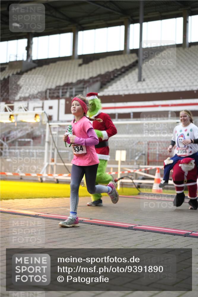 07.12.2025 - St. Pauli X-Mass-Run No. 15 Patografie http://msf.ph/oto/9391890 07.12.2025 10:45:15 Ziel 82, 401, 430, 467, 631, 636, 1096, 1245, 1415, 1419, 1546, 2086, 2158, 2220, 2355, 2356, 2524, 2525, 2535, 2926, 2934, 3350 meine-sportfotos.de
