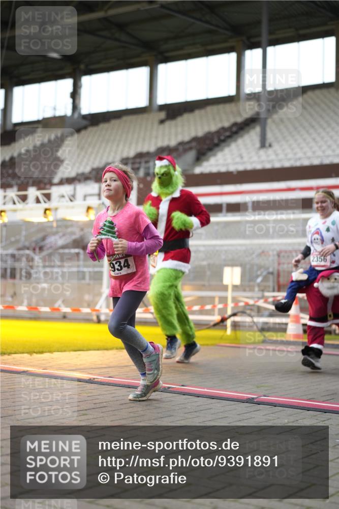 07.12.2025 - St. Pauli X-Mass-Run No. 15 Patografie http://msf.ph/oto/9391891 07.12.2025 10:45:15 Ziel 82, 401, 430, 467, 631, 636, 1096, 1245, 1415, 1419, 1546, 2086, 2158, 2220, 2355, 2356, 2524, 2525, 2535, 2926, 2934, 3350 meine-sportfotos.de