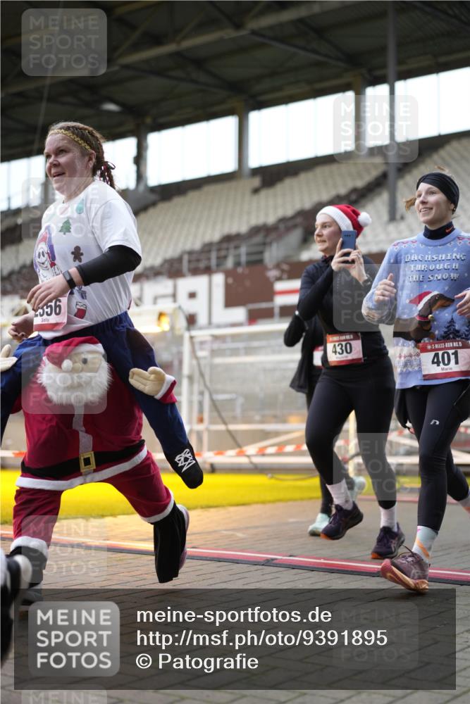 07.12.2025 - St. Pauli X-Mass-Run No. 15 Patografie http://msf.ph/oto/9391895 07.12.2025 10:45:17 Ziel 82, 401, 430, 467, 631, 636, 1096, 1245, 2086, 2158, 2220, 2355, 2356, 2524, 2525, 2535, 2926, 2934, 3350 meine-sportfotos.de