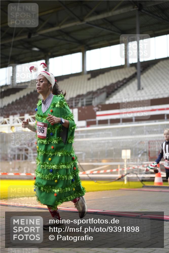 07.12.2025 - St. Pauli X-Mass-Run No. 15 Patografie http://msf.ph/oto/9391898 07.12.2025 10:45:18 Ziel 82, 401, 430, 467, 631, 636, 1096, 1245, 2086, 2158, 2220, 2355, 2356, 2524, 2535, 2926, 2934, 3350 meine-sportfotos.de