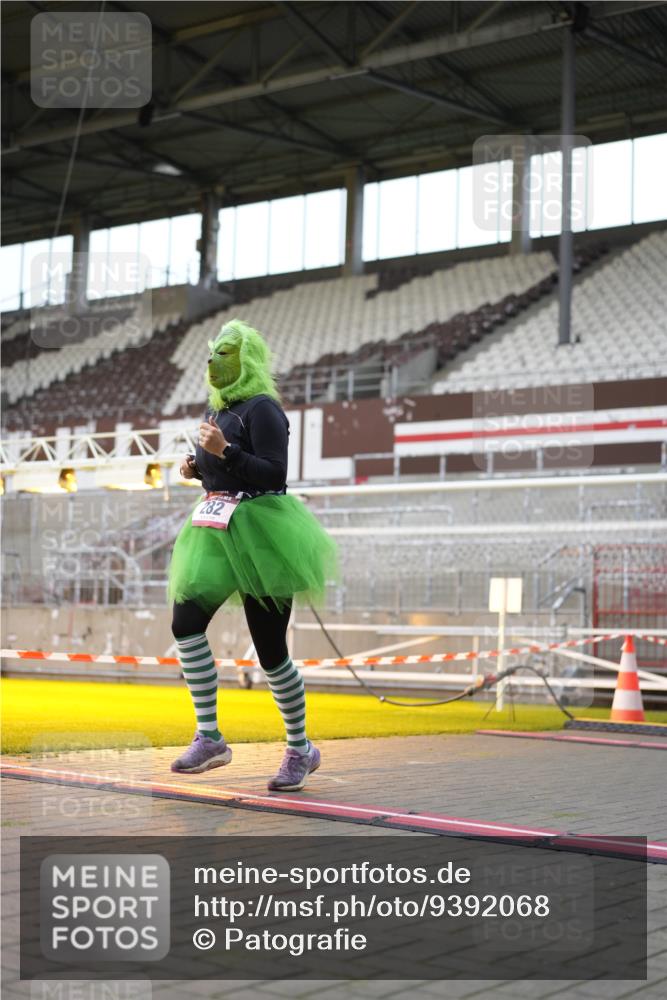 07.12.2025 - St. Pauli X-Mass-Run No. 15 Patografie http://msf.ph/oto/9392068 07.12.2025 10:47:45 Ziel 282, 513, 553, 1555, 2490, 2566, 2608, 2611, 2690, 4072, 4615, 4618, 4863 meine-sportfotos.de