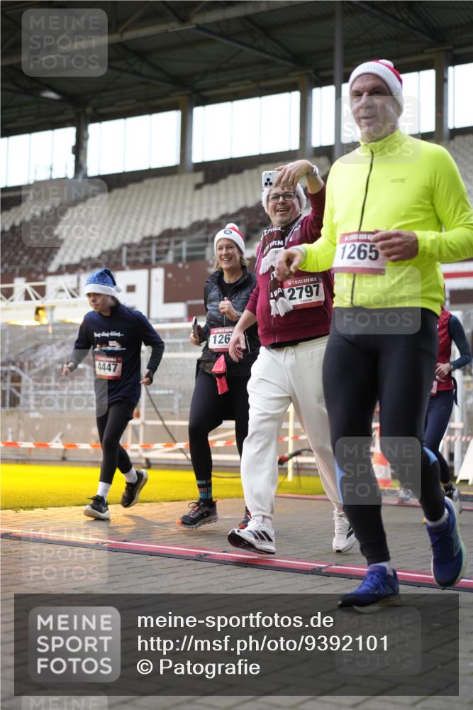 07.12.2025 - St. Pauli X-Mass-Run No. 15 Patografie http://msf.ph/oto/9392101 07.12.2025 10:48:18 Ziel 577, 876, 1265, 1267, 2028, 2232, 2233, 2235, 2239, 2241, 2339, 2501, 2796, 2797, 2803, 3018, 3598, 4229, 4447, 4598 meine-sportfotos.de