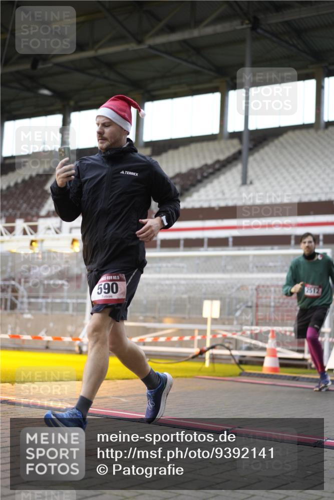 07.12.2025 - St. Pauli X-Mass-Run No. 15 Patografie http://msf.ph/oto/9392141 07.12.2025 10:48:42 Ziel 233, 290, 590, 592, 935, 1009, 1087, 1188, 1189, 1515, 1516, 1517, 1521, 1895, 2268, 2269, 2512, 2515, 3017, 3019, 3346 meine-sportfotos.de