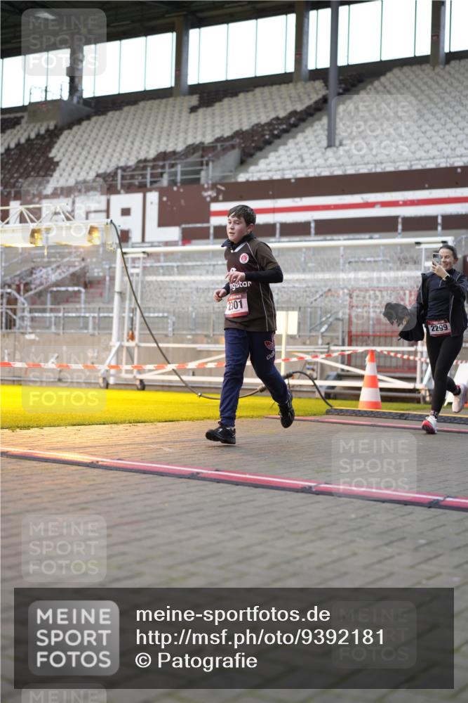 07.12.2025 - St. Pauli X-Mass-Run No. 15 Patografie http://msf.ph/oto/9392181 07.12.2025 10:49:23 Ziel 157, 890, 1179, 1273, 1274, 1372, 1663, 2299, 2301, 2421, 2764, 2765, 3366 meine-sportfotos.de