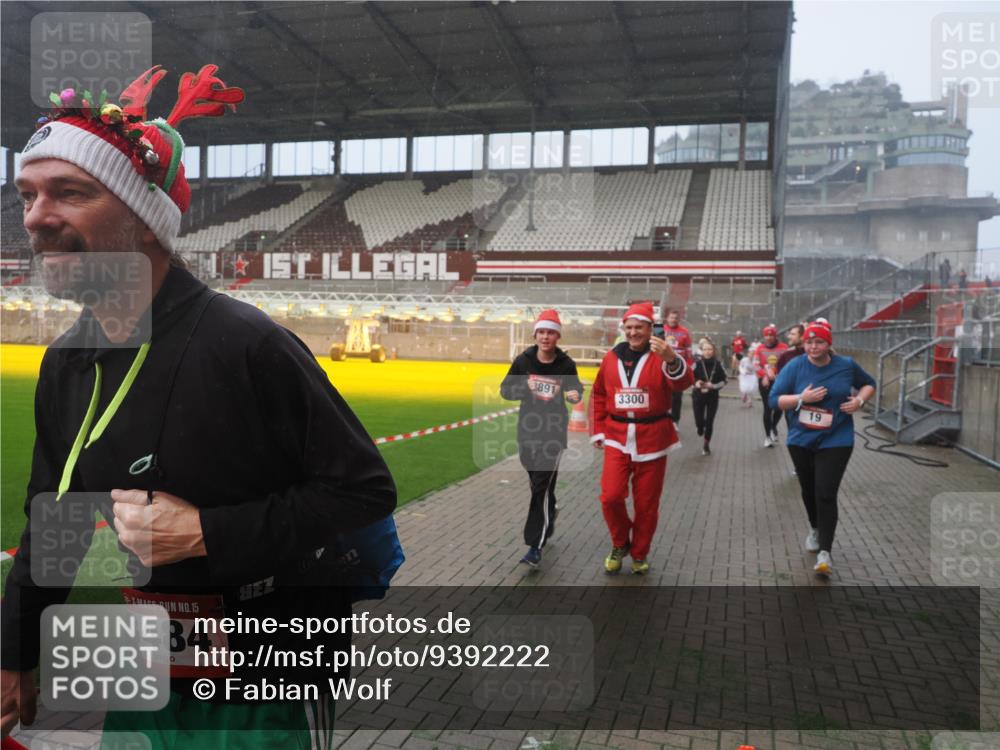 07.12.2025 - St. Pauli X-Mass-Run No. 15 Fabian Wolf http://msf.ph/oto/9392222 07.12.2025 10:09:00 Ziel 19, 390, 786, 789, 947, 1002, 1176, 1461, 1465, 1570, 1575, 1576, 2126, 2521, 3300, 3332, 3335, 3484, 3891, 3904, 3907, 4066, 4067, 4068 meine-sportfotos.de