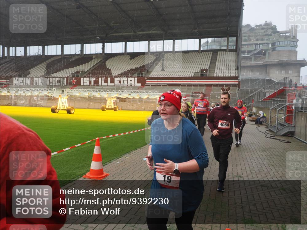 07.12.2025 - St. Pauli X-Mass-Run No. 15 Fabian Wolf http://msf.ph/oto/9392230 07.12.2025 10:09:02 Ziel 19, 390, 786, 1176, 1461, 1465, 1570, 1575, 1576, 2126, 2521, 3300, 3484, 3891, 3904, 3907, 4066, 4067, 4068, 4113 meine-sportfotos.de