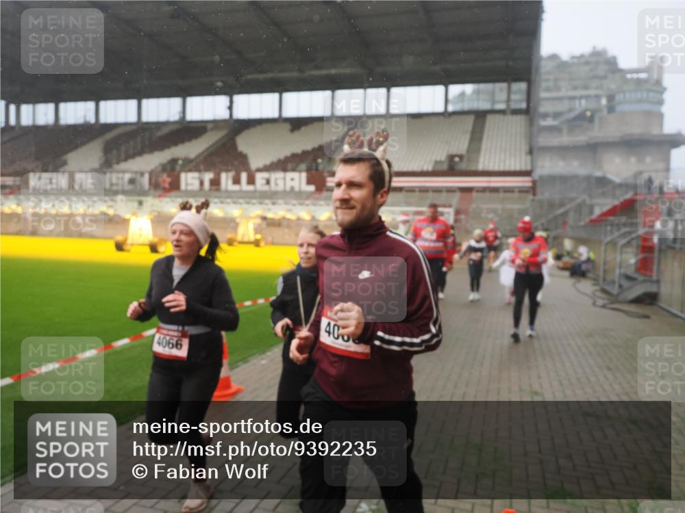 07.12.2025 - St. Pauli X-Mass-Run No. 15 Fabian Wolf http://msf.ph/oto/9392235 07.12.2025 10:09:03 Ziel 19, 786, 1176, 1461, 1465, 1570, 1575, 1576, 2126, 3300, 3484, 3891, 3904, 3907, 4066, 4067, 4068, 4113 meine-sportfotos.de