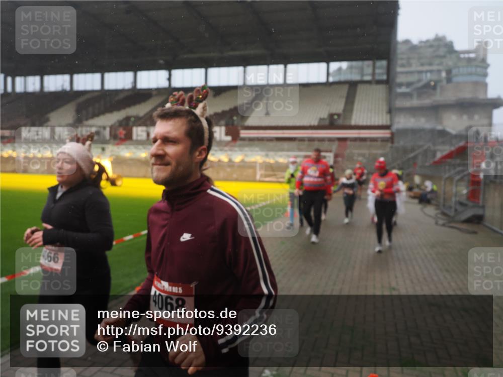 07.12.2025 - St. Pauli X-Mass-Run No. 15 Fabian Wolf http://msf.ph/oto/9392236 07.12.2025 10:09:03 Ziel 19, 786, 1176, 1461, 1465, 1570, 1575, 1576, 2126, 3300, 3484, 3891, 3904, 3907, 4066, 4067, 4068, 4113 meine-sportfotos.de