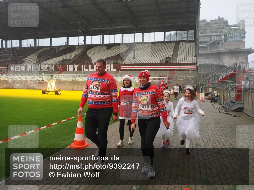 07.12.2025 - St. Pauli X-Mass-Run No. 15 Fabian Wolf http://msf.ph/oto/9392247 07.12.2025 10:09:06 Ziel 19, 786, 1461, 1465, 1570, 1575, 1576, 2126, 3300, 3484, 3891, 3907, 4066, 4067, 4068, 4113, 4666 meine-sportfotos.de