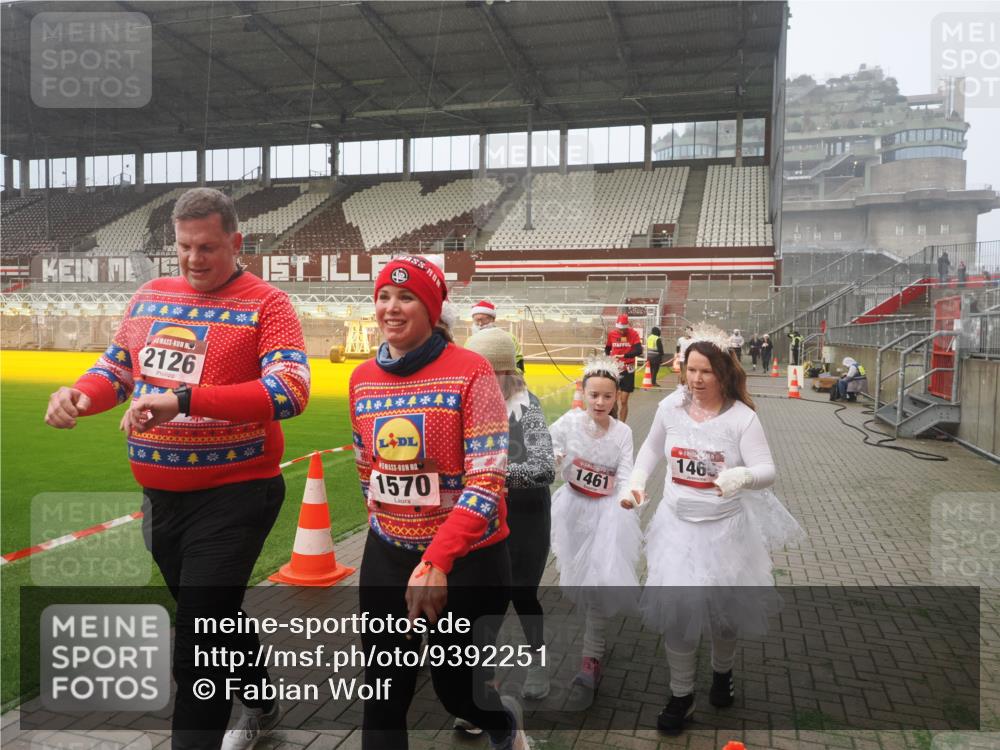 07.12.2025 - St. Pauli X-Mass-Run No. 15 Fabian Wolf http://msf.ph/oto/9392251 07.12.2025 10:09:07 Ziel 19, 786, 1461, 1465, 1570, 1575, 1576, 2126, 3300, 3484, 3891, 4066, 4067, 4068, 4113, 4666 meine-sportfotos.de