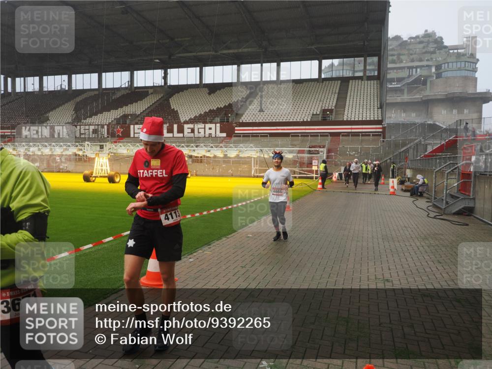 07.12.2025 - St. Pauli X-Mass-Run No. 15 Fabian Wolf http://msf.ph/oto/9392265 07.12.2025 10:09:12 Ziel 881, 896, 960, 1461, 1465, 1570, 1575, 1576, 2126, 3300, 3891, 4066, 4067, 4068, 4113, 4666 meine-sportfotos.de
