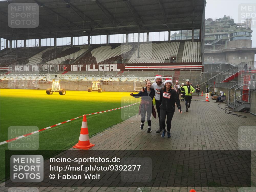 07.12.2025 - St. Pauli X-Mass-Run No. 15 Fabian Wolf http://msf.ph/oto/9392277 07.12.2025 10:09:20 Ziel 881, 896, 899, 960, 1718, 3493, 3756, 4113, 4666 meine-sportfotos.de