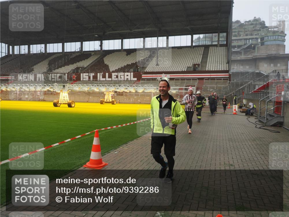 07.12.2025 - St. Pauli X-Mass-Run No. 15 Fabian Wolf http://msf.ph/oto/9392286 07.12.2025 10:09:22 Ziel 881, 896, 899, 960, 1243, 1248, 1718, 3493, 3756, 4113, 4666 meine-sportfotos.de