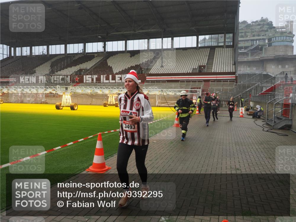 07.12.2025 - St. Pauli X-Mass-Run No. 15 Fabian Wolf http://msf.ph/oto/9392295 07.12.2025 10:09:25 Ziel 800, 881, 896, 899, 960, 1243, 1248, 1718, 3493, 3756 meine-sportfotos.de
