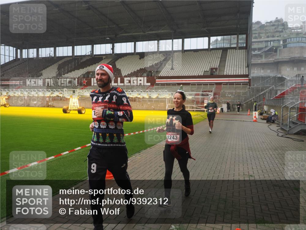 07.12.2025 - St. Pauli X-Mass-Run No. 15 Fabian Wolf http://msf.ph/oto/9392312 07.12.2025 10:09:30 Ziel 800, 881, 896, 899, 960, 1243, 1248, 1718, 3493, 3756 meine-sportfotos.de