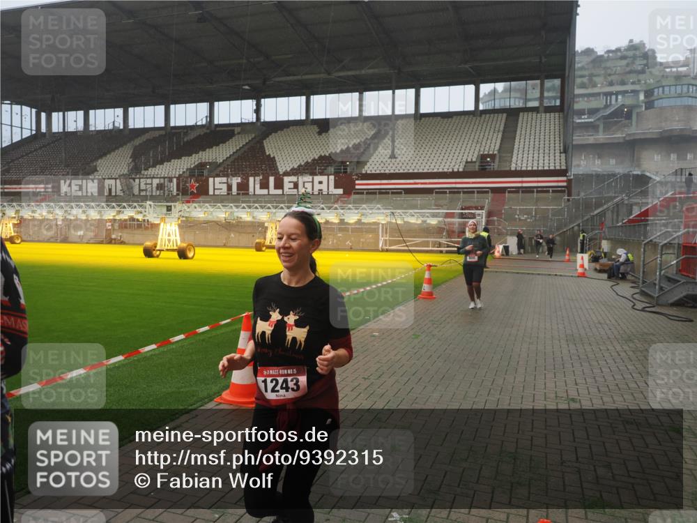 07.12.2025 - St. Pauli X-Mass-Run No. 15 Fabian Wolf http://msf.ph/oto/9392315 07.12.2025 10:09:31 Ziel 800, 881, 896, 899, 960, 1243, 1248, 1718, 3493, 3756 meine-sportfotos.de