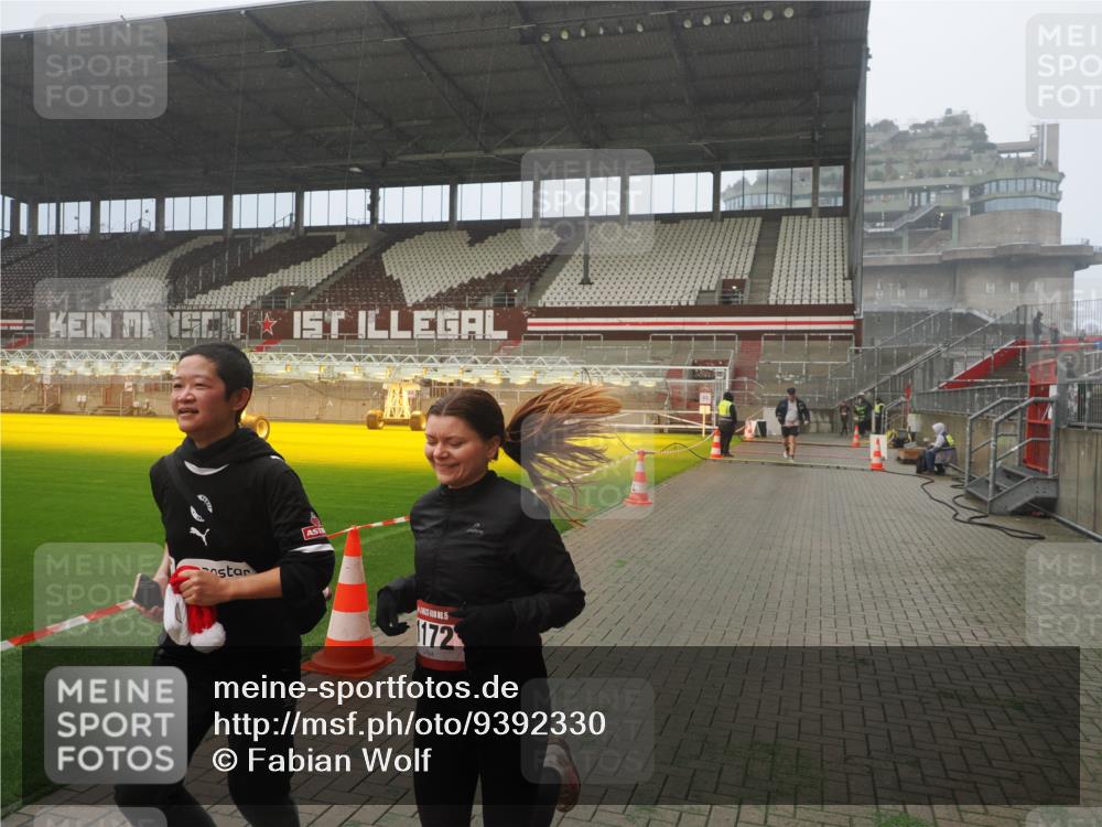 07.12.2025 - St. Pauli X-Mass-Run No. 15 Fabian Wolf http://msf.ph/oto/9392330 07.12.2025 10:09:43 Ziel 800, 1026, 1172, 1191 meine-sportfotos.de