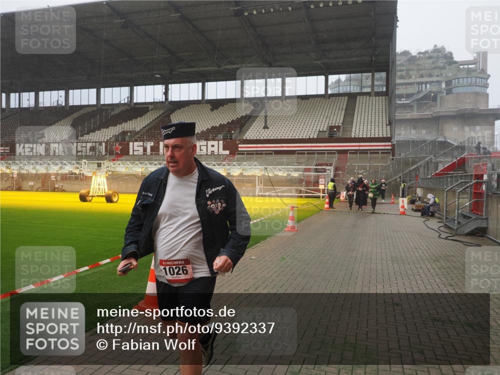 07.12.2025 - St. Pauli X-Mass-Run No. 15 Fabian Wolf http://msf.ph/oto/9392337 07.12.2025 10:09:51 Ziel 989, 1026, 1172, 1191, 1256, 1257, 1678, 2502, 2504, 2560 meine-sportfotos.de