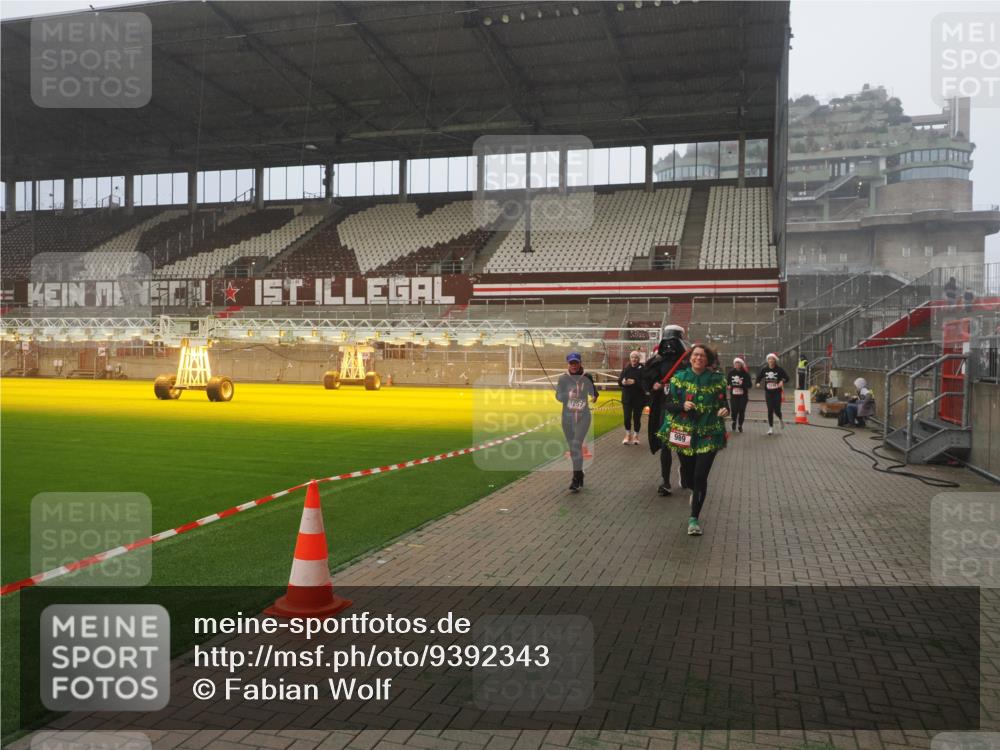 07.12.2025 - St. Pauli X-Mass-Run No. 15 Fabian Wolf http://msf.ph/oto/9392343 07.12.2025 10:09:57 Ziel 989, 1026, 1256, 1257, 1678, 2502, 2504, 2560, 3245, 3246, 3410, 3411 meine-sportfotos.de