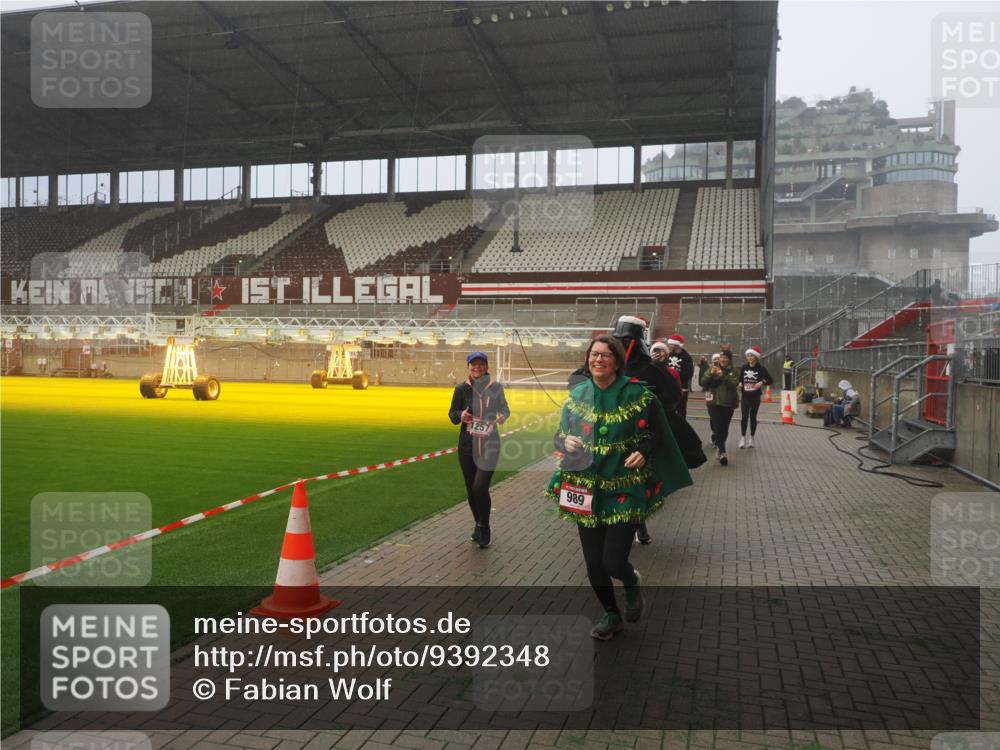 07.12.2025 - St. Pauli X-Mass-Run No. 15 Fabian Wolf http://msf.ph/oto/9392348 07.12.2025 10:09:58 Ziel 989, 1026, 1256, 1257, 1678, 2502, 2504, 2560, 3245, 3246, 3410, 3411 meine-sportfotos.de
