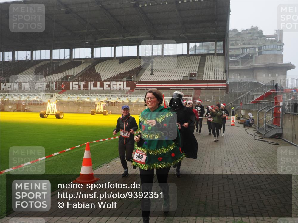 07.12.2025 - St. Pauli X-Mass-Run No. 15 Fabian Wolf http://msf.ph/oto/9392351 07.12.2025 10:09:59 Ziel 989, 1026, 1256, 1257, 1678, 2502, 2504, 2560, 3245, 3246, 3410, 3411 meine-sportfotos.de