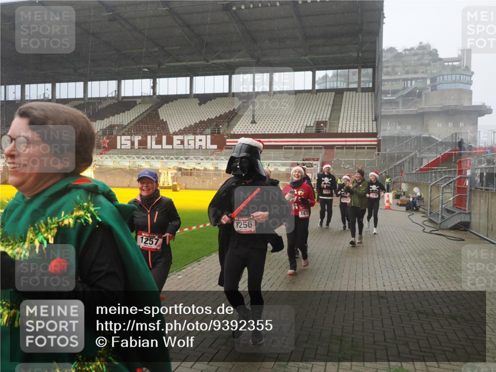 07.12.2025 - St. Pauli X-Mass-Run No. 15 Fabian Wolf http://msf.ph/oto/9392355 07.12.2025 10:09:59 Ziel 989, 1026, 1256, 1257, 1678, 2502, 2504, 2560, 3245, 3246, 3410, 3411 meine-sportfotos.de