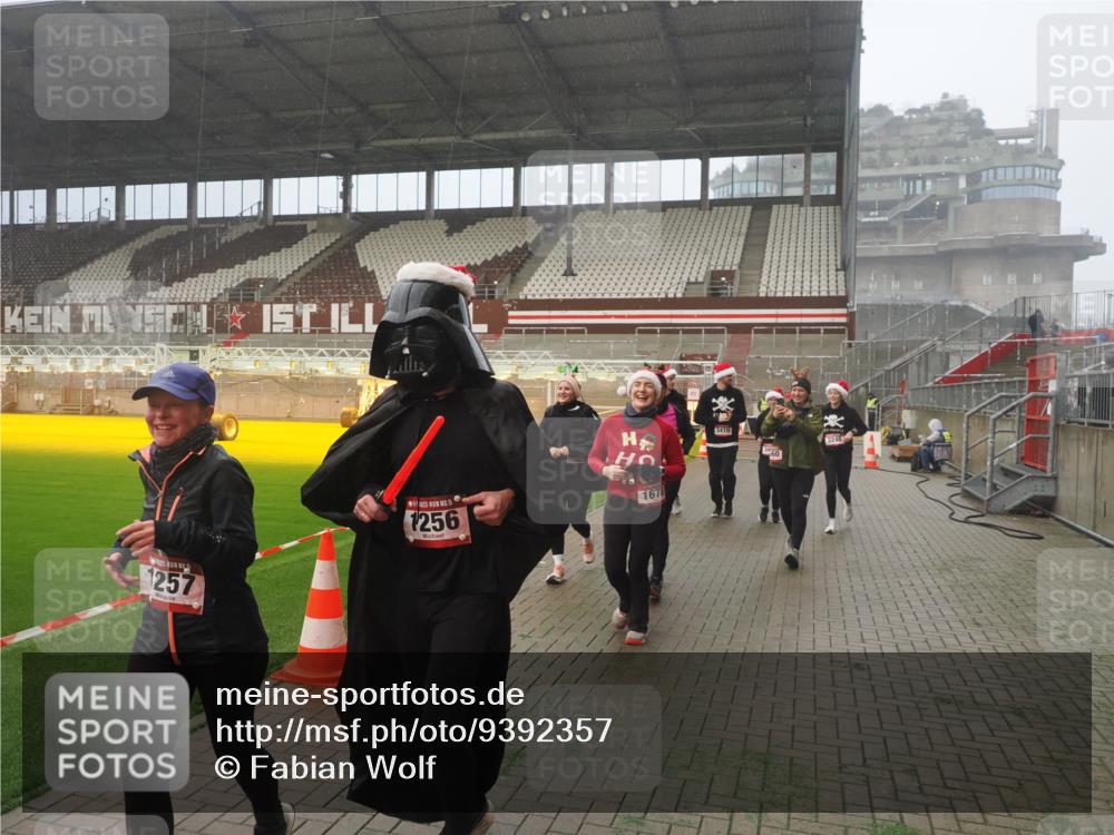 07.12.2025 - St. Pauli X-Mass-Run No. 15 Fabian Wolf http://msf.ph/oto/9392357 07.12.2025 10:10:00 Ziel 989, 1026, 1256, 1257, 1678, 1732, 2502, 2504, 2560, 3245, 3246, 3410, 3411 meine-sportfotos.de