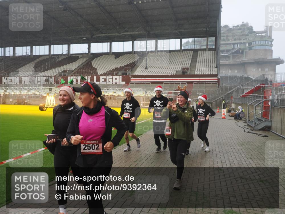 07.12.2025 - St. Pauli X-Mass-Run No. 15 Fabian Wolf http://msf.ph/oto/9392364 07.12.2025 10:10:02 Ziel 989, 1256, 1257, 1678, 1732, 2502, 2504, 2560, 3245, 3246, 3410, 3411 meine-sportfotos.de