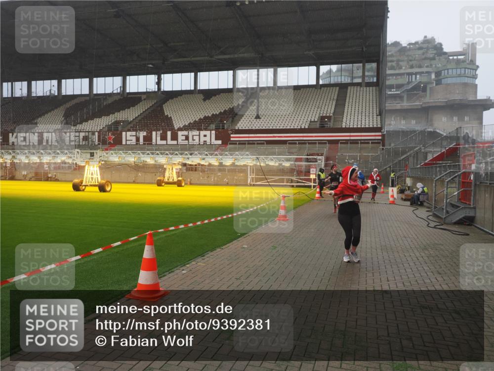 07.12.2025 - St. Pauli X-Mass-Run No. 15 Fabian Wolf http://msf.ph/oto/9392381 07.12.2025 10:10:10 Ziel 962, 1399, 1678, 1732, 2502, 2504, 2560, 3245, 3246, 3410, 3411, 4358, 4507 meine-sportfotos.de