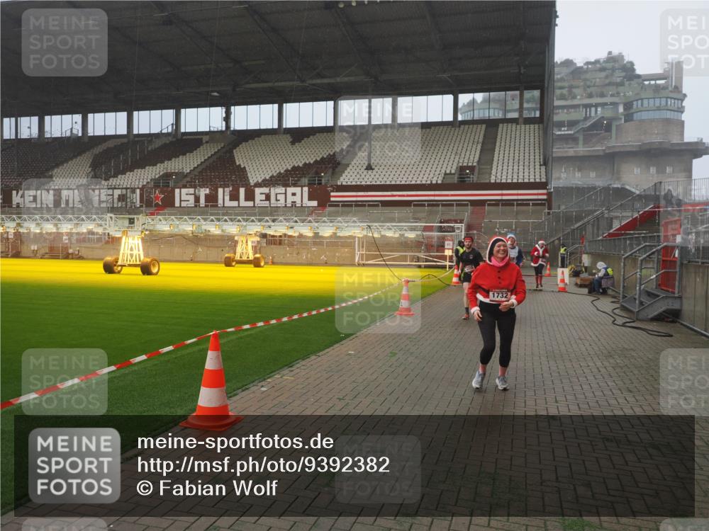 07.12.2025 - St. Pauli X-Mass-Run No. 15 Fabian Wolf http://msf.ph/oto/9392382 07.12.2025 10:10:10 Ziel 962, 1399, 1678, 1732, 2502, 2504, 2560, 3245, 3246, 3410, 3411, 4358, 4507 meine-sportfotos.de