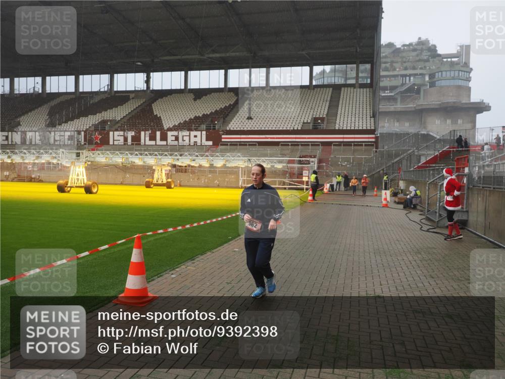 07.12.2025 - St. Pauli X-Mass-Run No. 15 Fabian Wolf http://msf.ph/oto/9392398 07.12.2025 10:10:17 Ziel 962, 1399, 1732, 4358, 4507 meine-sportfotos.de