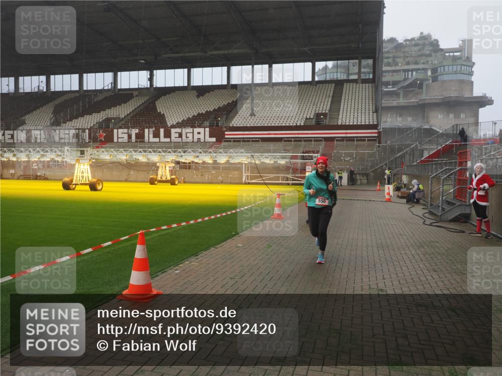 07.12.2025 - St. Pauli X-Mass-Run No. 15 Fabian Wolf http://msf.ph/oto/9392420 07.12.2025 10:10:33 Ziel 550, 964, 1571, 2083, 2087 meine-sportfotos.de