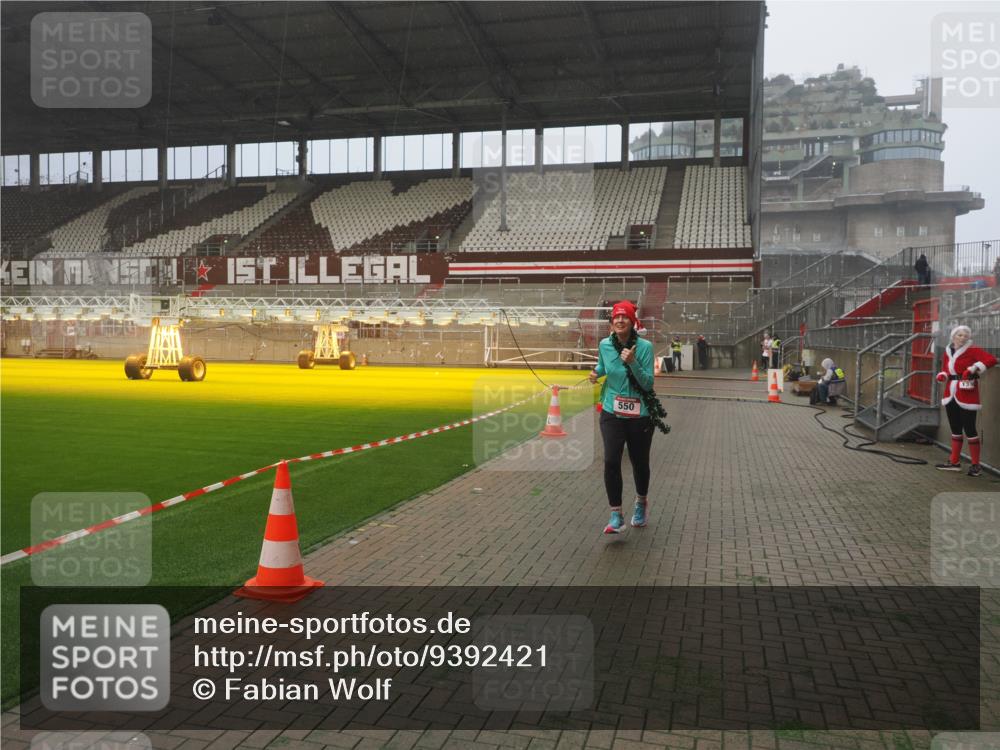 07.12.2025 - St. Pauli X-Mass-Run No. 15 Fabian Wolf http://msf.ph/oto/9392421 07.12.2025 10:10:33 Ziel 550, 964, 1571, 2083, 2087 meine-sportfotos.de