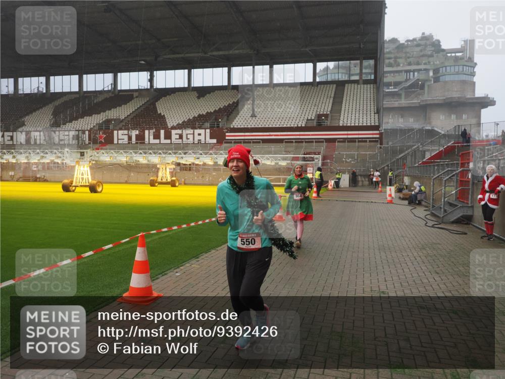 07.12.2025 - St. Pauli X-Mass-Run No. 15 Fabian Wolf http://msf.ph/oto/9392426 07.12.2025 10:10:34 Ziel 550, 964, 1571, 2083, 2087 meine-sportfotos.de