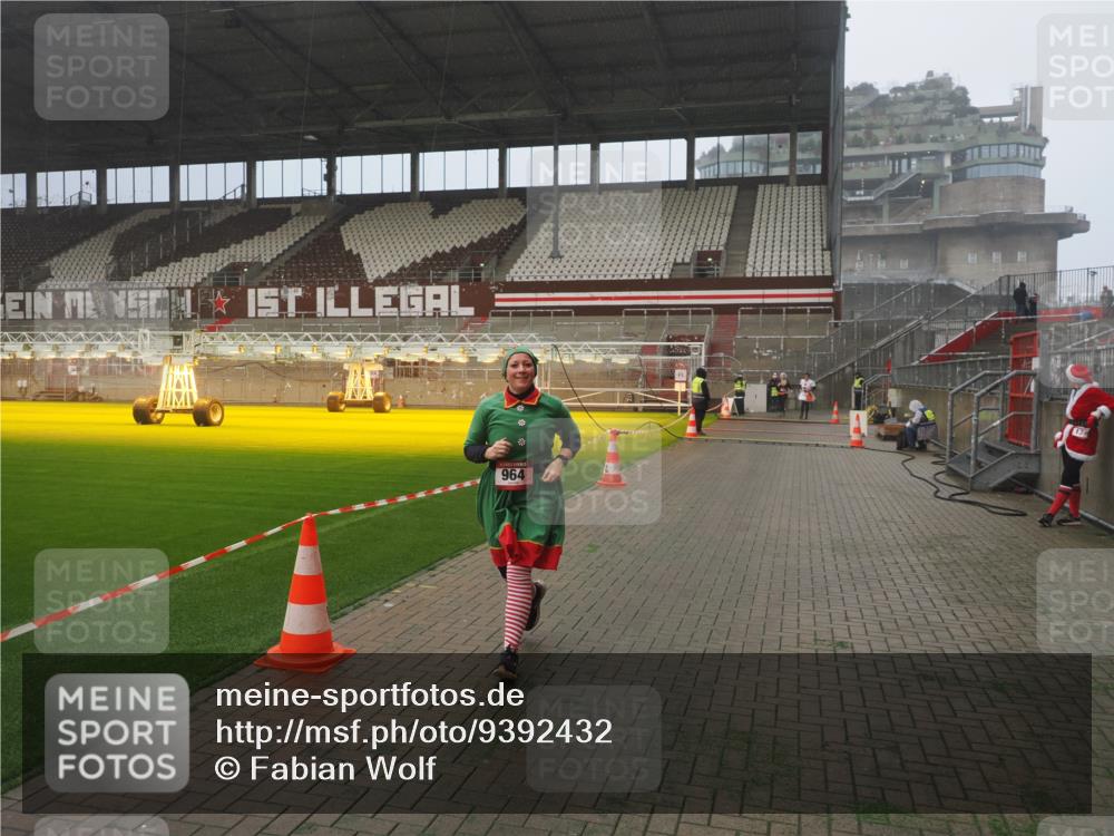 07.12.2025 - St. Pauli X-Mass-Run No. 15 Fabian Wolf http://msf.ph/oto/9392432 07.12.2025 10:10:35 Ziel 550, 964, 1571, 2083, 2087 meine-sportfotos.de