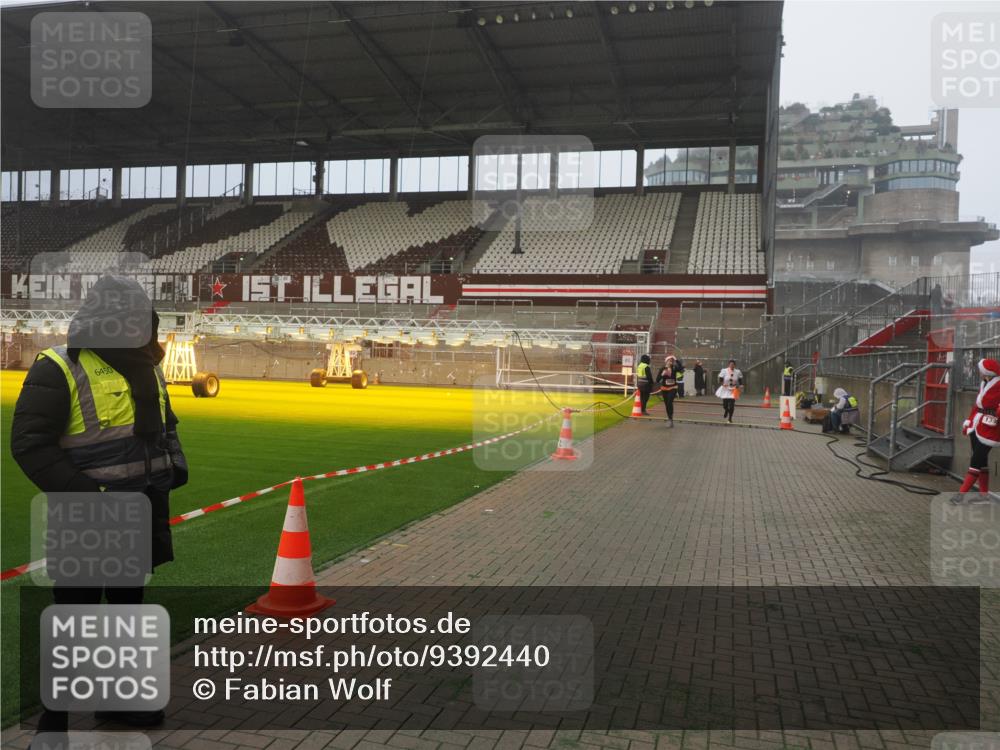 07.12.2025 - St. Pauli X-Mass-Run No. 15 Fabian Wolf http://msf.ph/oto/9392440 07.12.2025 10:10:41 Ziel 550, 964, 1571, 1768, 4885 meine-sportfotos.de
