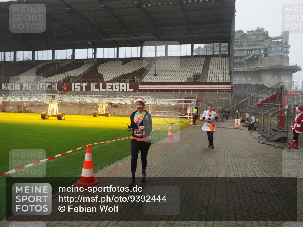 07.12.2025 - St. Pauli X-Mass-Run No. 15 Fabian Wolf http://msf.ph/oto/9392444 07.12.2025 10:10:46 Ziel 964, 1768, 4885 meine-sportfotos.de