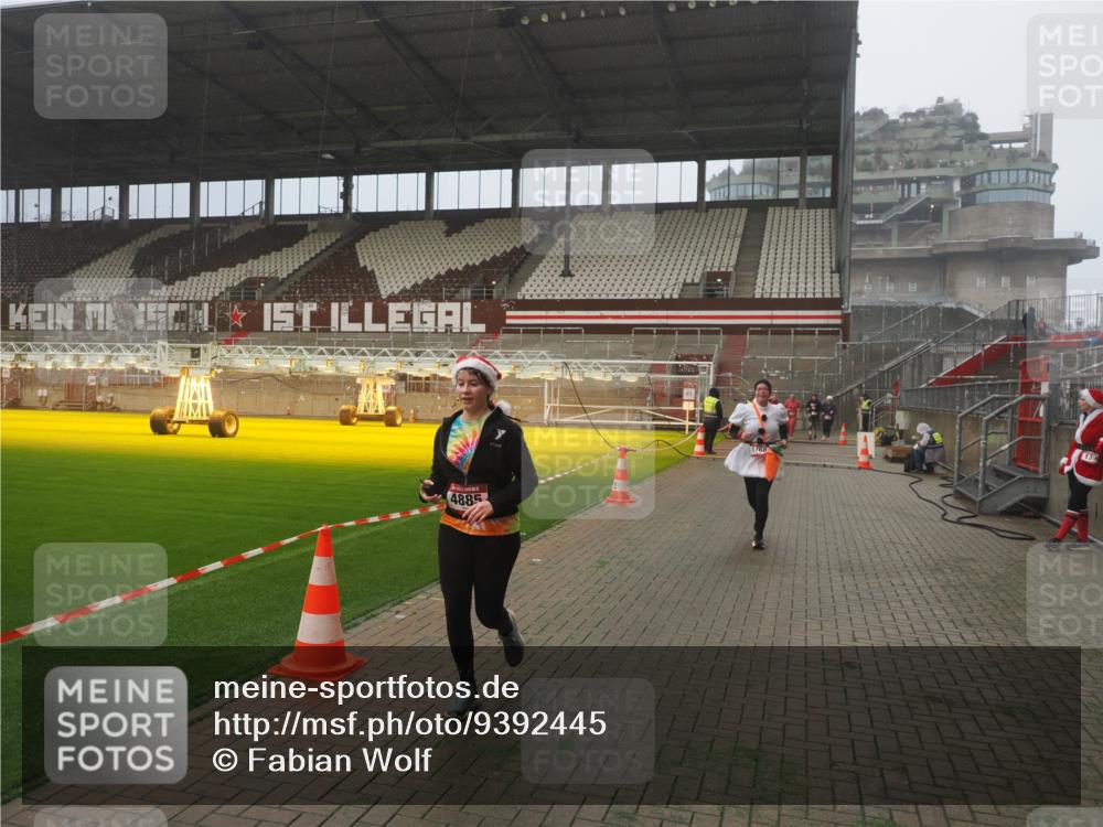 07.12.2025 - St. Pauli X-Mass-Run No. 15 Fabian Wolf http://msf.ph/oto/9392445 07.12.2025 10:10:46 Ziel 964, 1768, 4885 meine-sportfotos.de