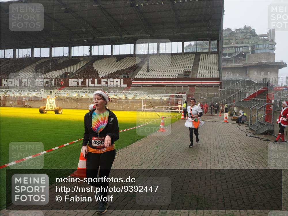 07.12.2025 - St. Pauli X-Mass-Run No. 15 Fabian Wolf http://msf.ph/oto/9392447 07.12.2025 10:10:46 Ziel 964, 1768, 4885 meine-sportfotos.de