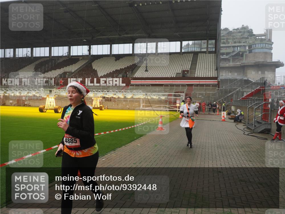 07.12.2025 - St. Pauli X-Mass-Run No. 15 Fabian Wolf http://msf.ph/oto/9392448 07.12.2025 10:10:47 Ziel 964, 1768, 4885 meine-sportfotos.de