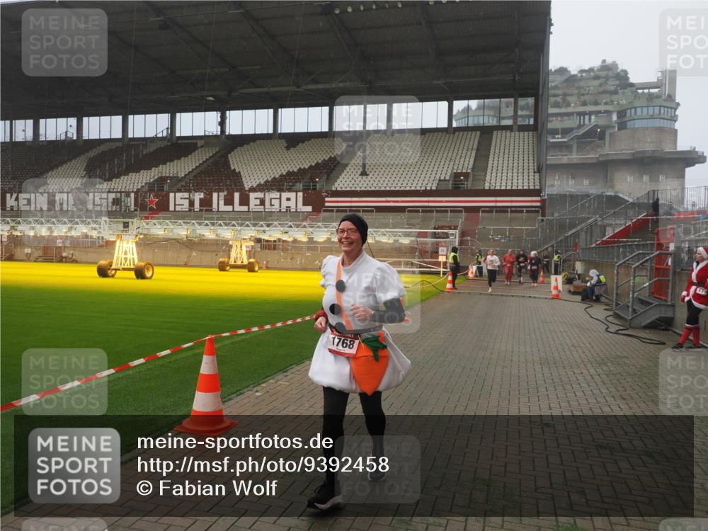 07.12.2025 - St. Pauli X-Mass-Run No. 15 Fabian Wolf http://msf.ph/oto/9392458 07.12.2025 10:10:49 Ziel 979, 1426, 1768, 2530, 4885 meine-sportfotos.de