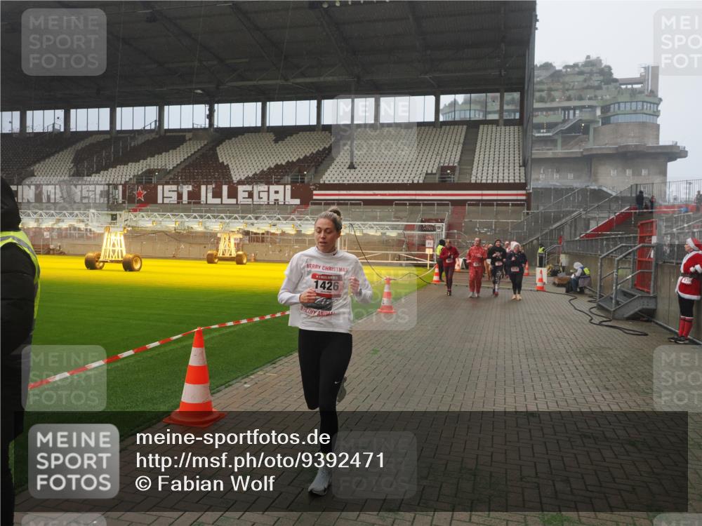 07.12.2025 - St. Pauli X-Mass-Run No. 15 Fabian Wolf http://msf.ph/oto/9392471 07.12.2025 10:10:54 Ziel 57, 979, 983, 1148, 1149, 1150, 1426, 1768, 1929, 2530, 4885 meine-sportfotos.de
