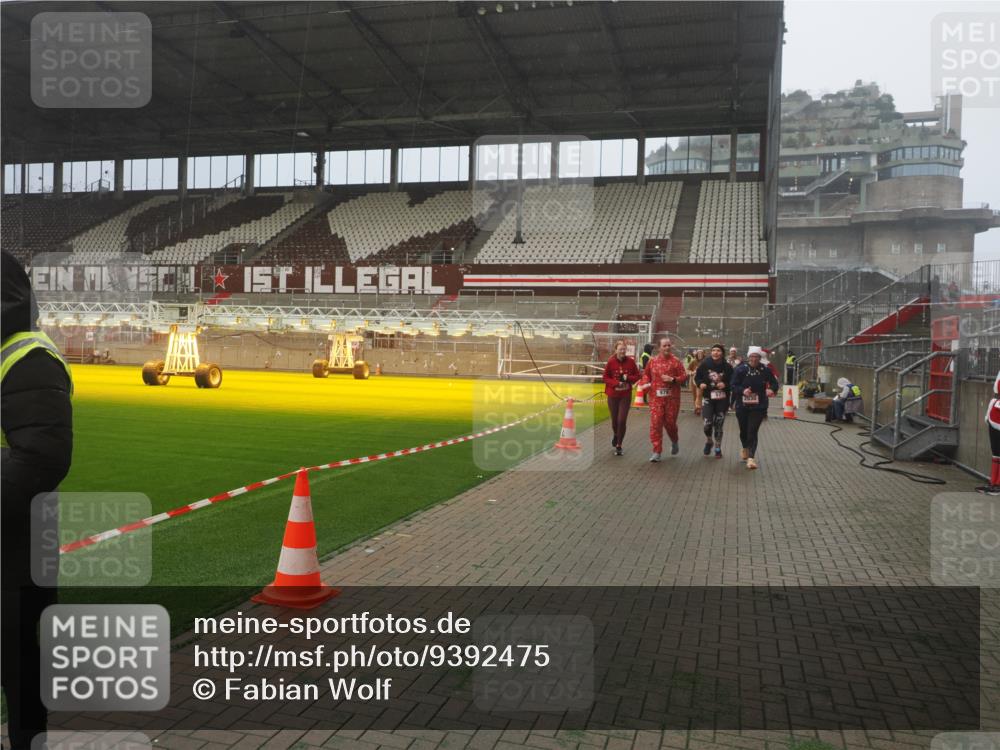 07.12.2025 - St. Pauli X-Mass-Run No. 15 Fabian Wolf http://msf.ph/oto/9392475 07.12.2025 10:10:56 Ziel 57, 979, 983, 1148, 1149, 1150, 1426, 1768, 1929, 1935, 2530, 4885 meine-sportfotos.de