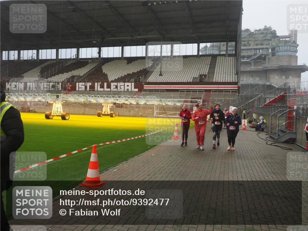 07.12.2025 - St. Pauli X-Mass-Run No. 15 Fabian Wolf http://msf.ph/oto/9392477 07.12.2025 10:10:57 Ziel 57, 979, 983, 1148, 1149, 1150, 1426, 1768, 1929, 1935, 2530, 4885 meine-sportfotos.de